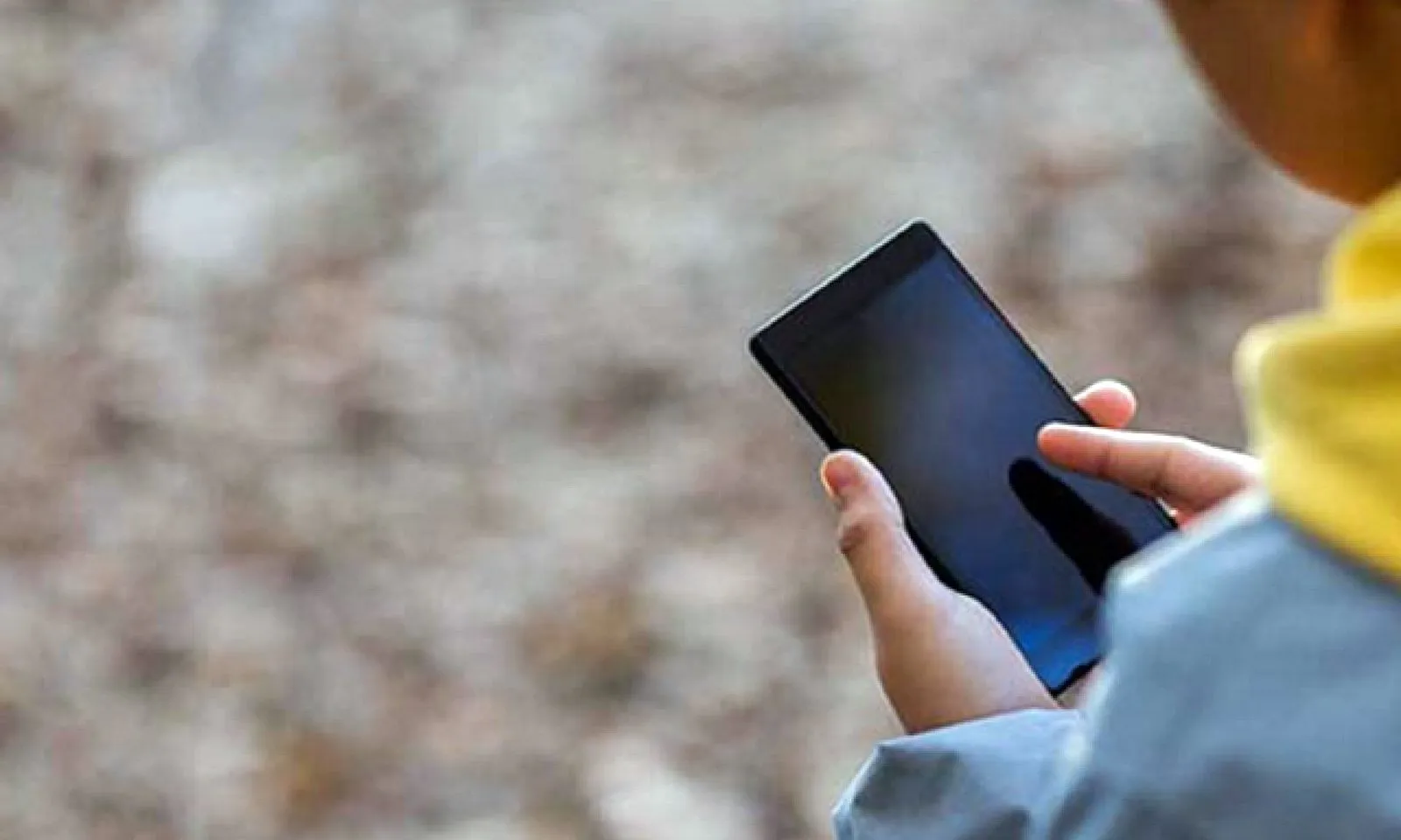 Chơi điện thoại nhiều giờ, nam thanh niên 19 tuổi đột ngột liệt người