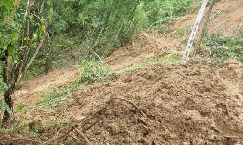 Mưa lũ cô lập xã Tam Thanh, nhiều trường học bị vùi lấp bùn đất