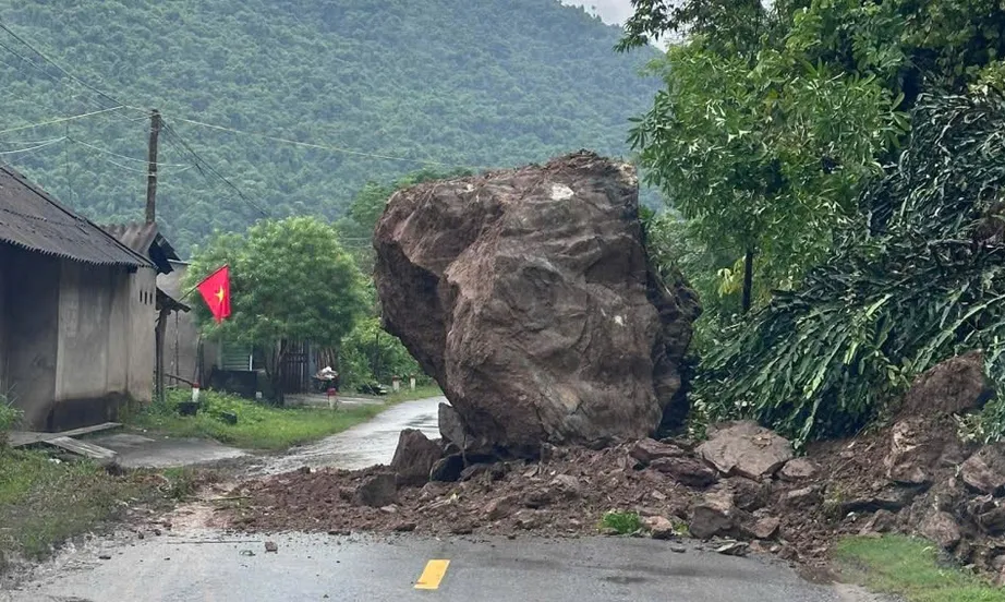 Ảnh hưởng bão số 5, xảy ra hai vụ sạt lở đá trên Quốc lộ 4D và Quốc lộ 7