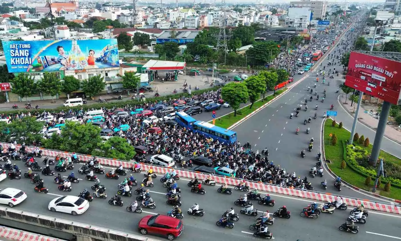 Ùn tắc nghiêm trọng tại khu vực cầu Bình Triệu sau khi phân luồng giao thông
