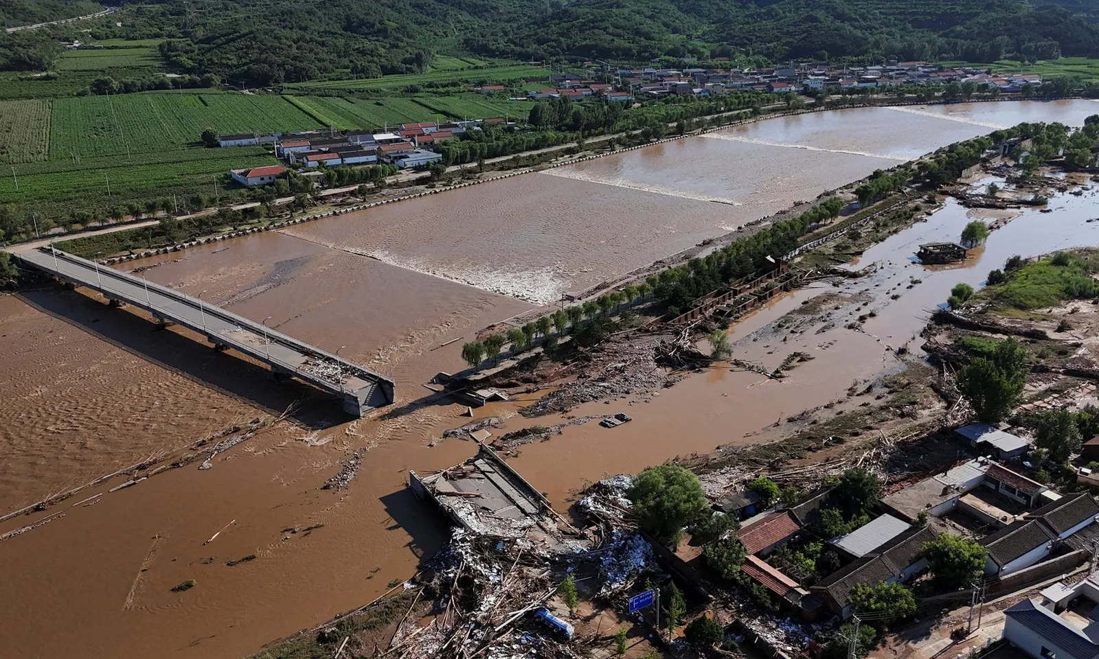 Giao thông đường bộ Trung Quốc thiệt hại 2,2 tỷ USD vì mưa lũ