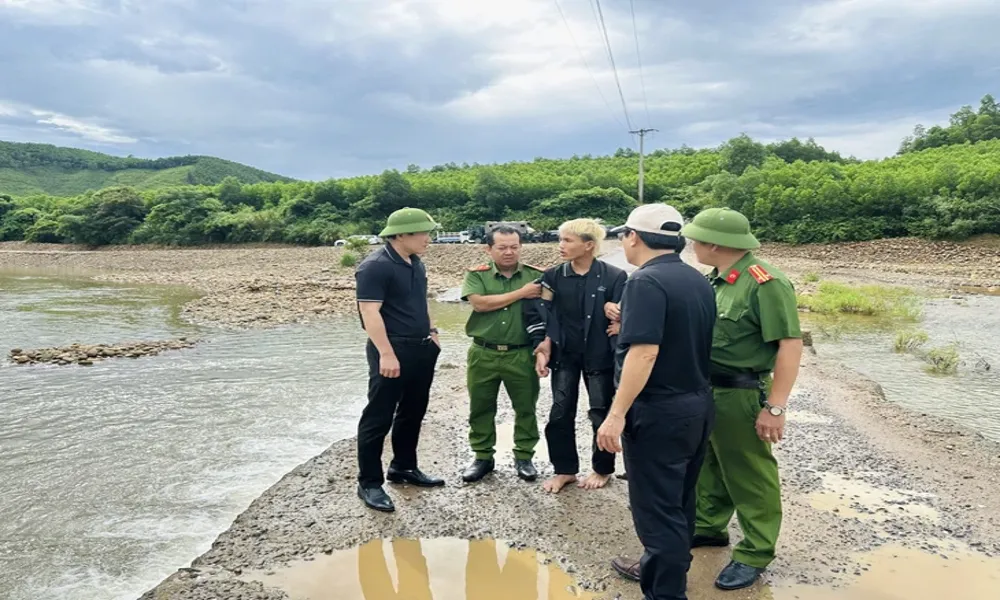 Tạm giữ 4 thanh niên nổ súng bắn chết người trên quốc lộ 9