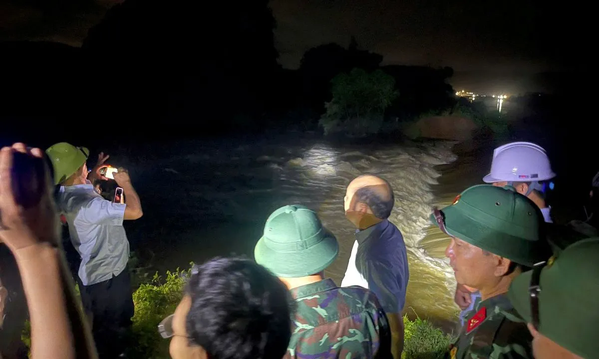 Ứng cứu khẩn cấp sự cố vỡ đoạn đê ở Thanh Hóa