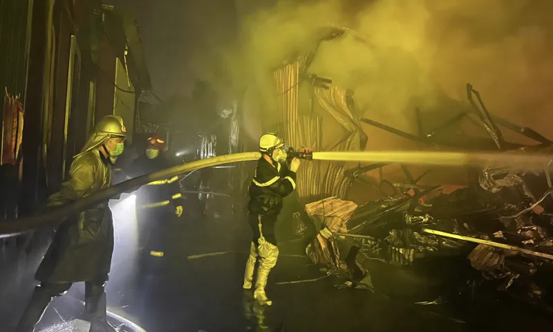 Nhà xưởng ở Hà Nội cháy dữ dội trong đêm mưa 