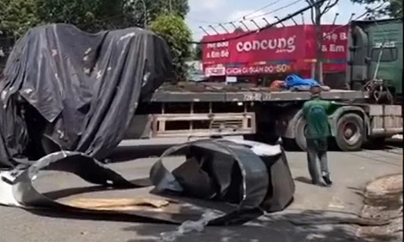 Clip: xe đầu kéo làm rớt cuộn thép xuống đường