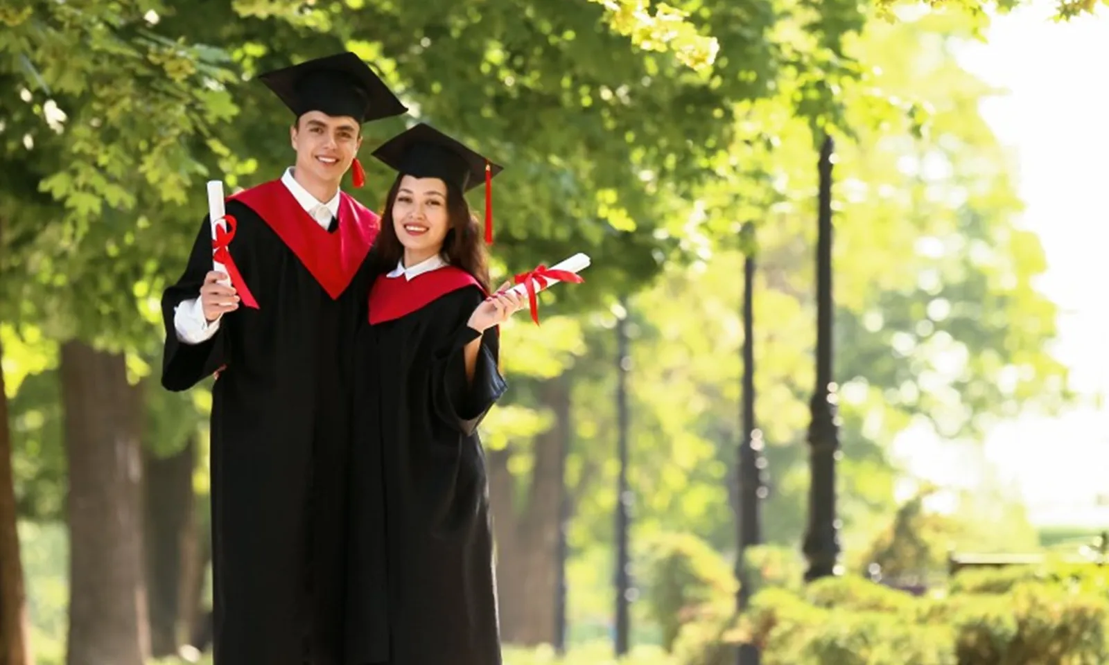 Nghiên cứu mới: Học đại học càng lâu thì càng khó kết hôn