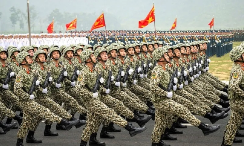 Người dân chấp hành các quy định, giao lưu với lực lượng diễu binh, diễu hành chuẩn mực