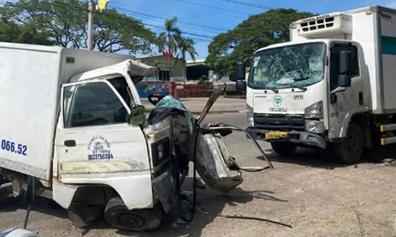 Hai xe tải đụng nhau trên quốc lộ 19, một tài xế tử vong