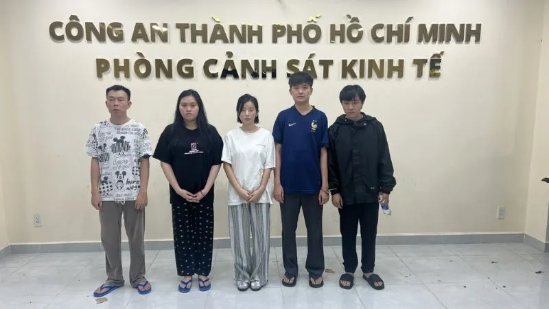 hot-girl-doi-dau-ha-noi-bi-bat-vi-cam-dau-duong-day-cung-cap-khi-cuoi