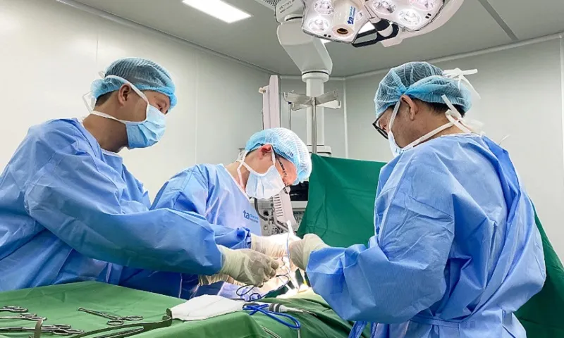 Một ca phẫu thuật tại bệnh viện Đa khoa Tâm Anh - Ảnh BVCC