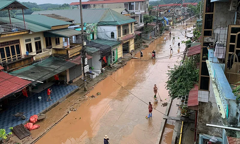Người dân dọn bùn đất sau các cơn mưa