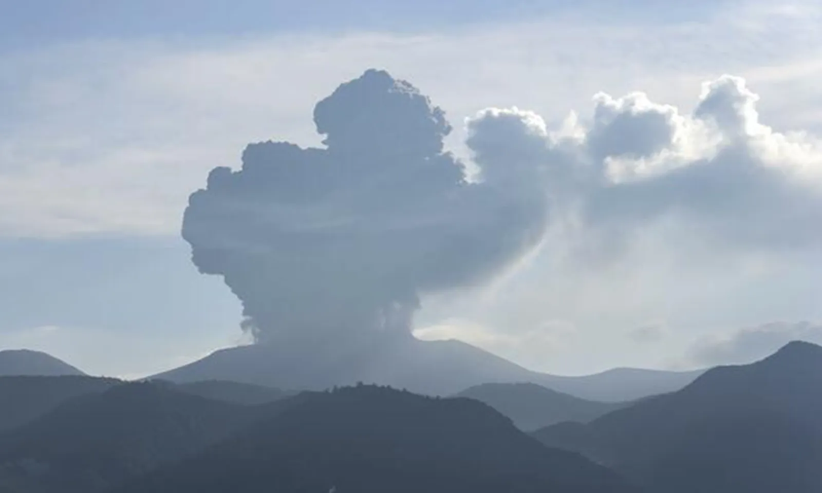 Núi Shinmoe tại Nhật Bản phun trào cột tro bụi cao 5.500 m