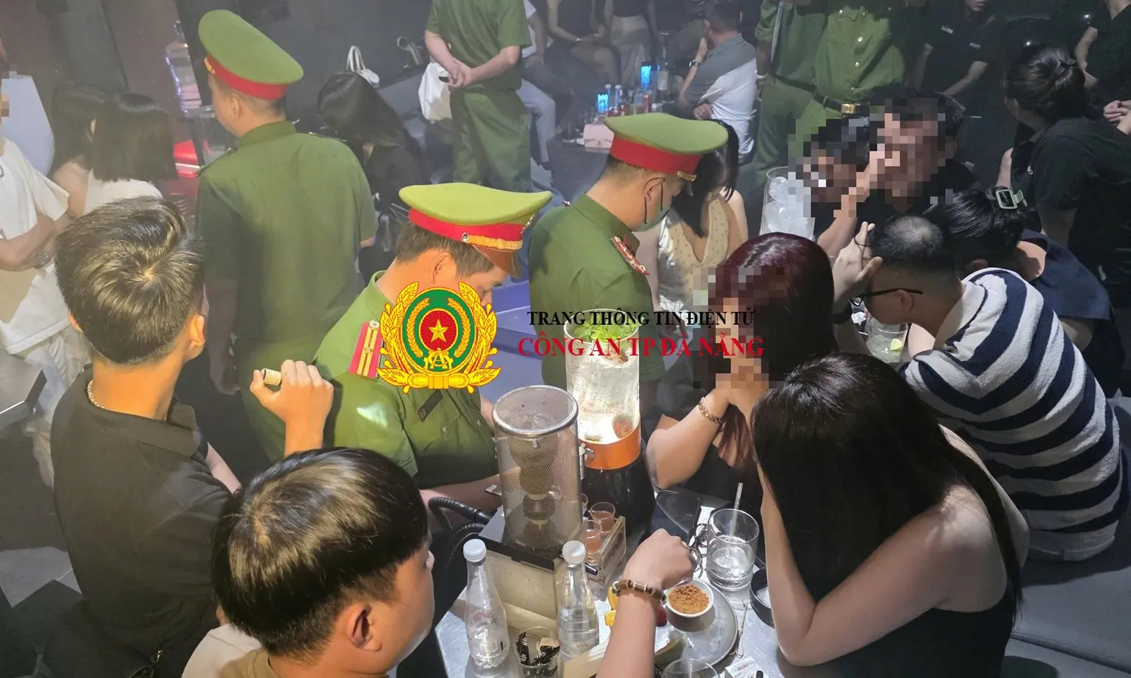 Đột kích quán pub ở Đà Nẵng, phát hiện nhiều người dương tính với ma túy, hơn 350 bình khí cười