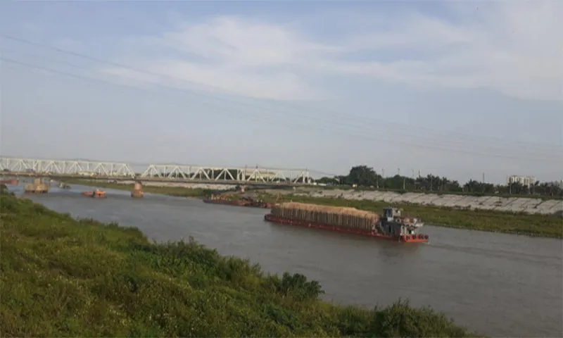 Dọp dẹp các chướng ngại, nạo vét đường thủy để đảm bảo an toàn giao thông