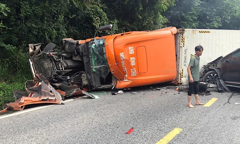 Ùn tắc giao thông trên đèo Bảo Lộc sau tai nạn liên hoàn