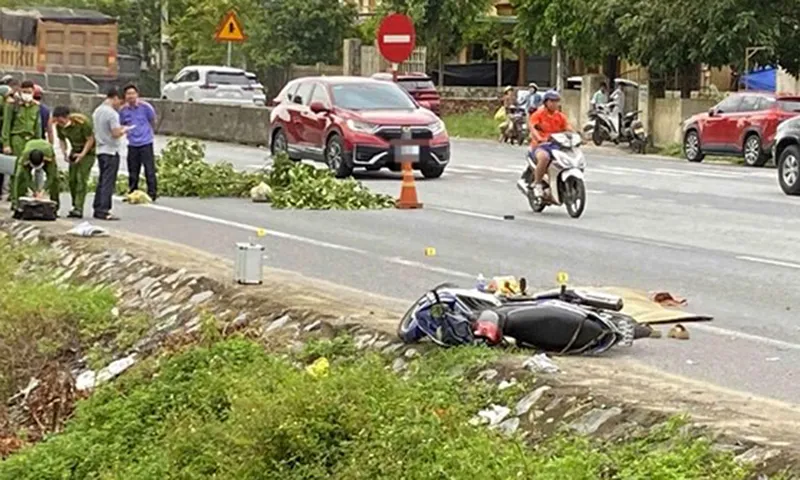 Va chạm ô tô đầu kéo, mẹ tử vong, con bị thương