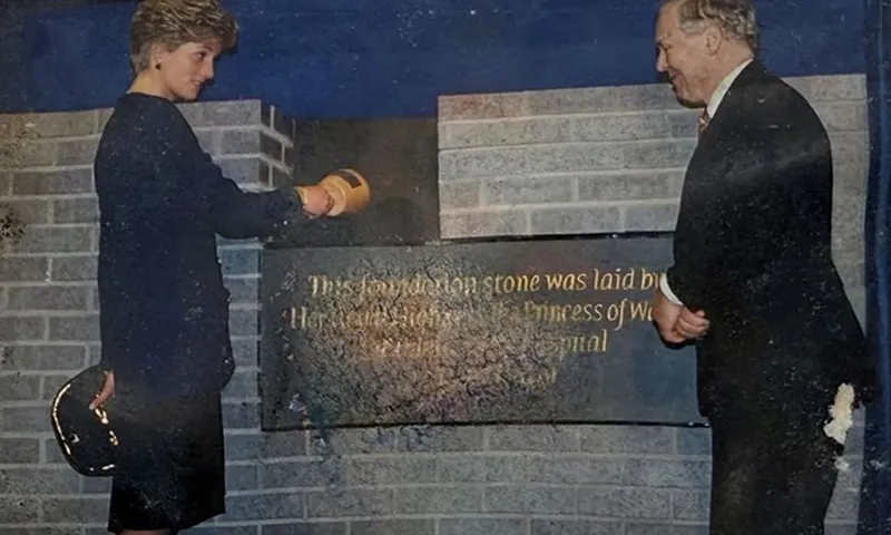 Hộp thời gian của Công nương Diana được mở sớm sau 34 năm ở London