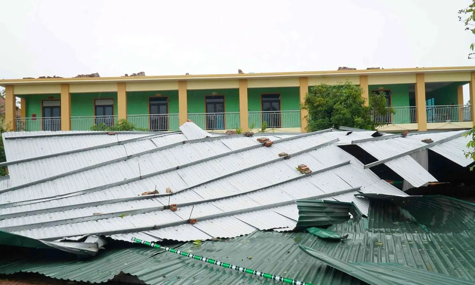 Khẩn trương sửa chữa trường học trước ngày 1/9 để tổ chức lễ khai giảng đúng lịch