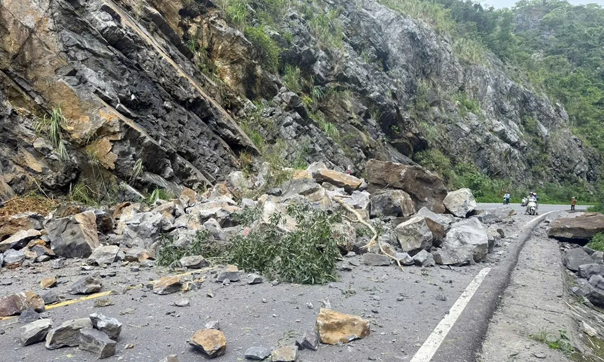 Sạt lở nghiêm trọng, phong tỏa tuyến đường đi vào vườn quốc gia Cát Bà