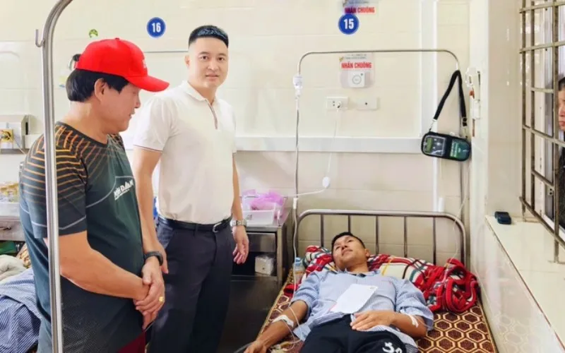 Doãn Ngọc Tân nhập viện sau trận đấu (Ảnh: HLHT FC)
