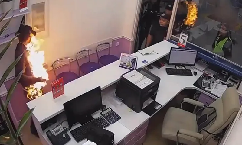 Người đàn ông tự thiêu tại sân bay sau khi cãi với vợ vì 'lỡ chuyến bay'