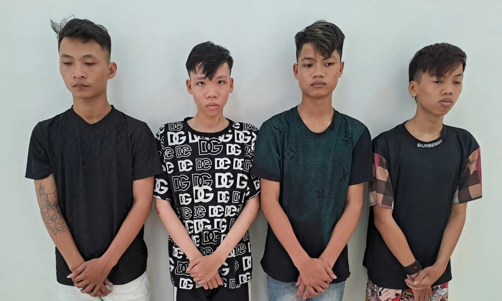 Khởi tố 4 thanh niên mang hung khí tìm người đi đường để đánh