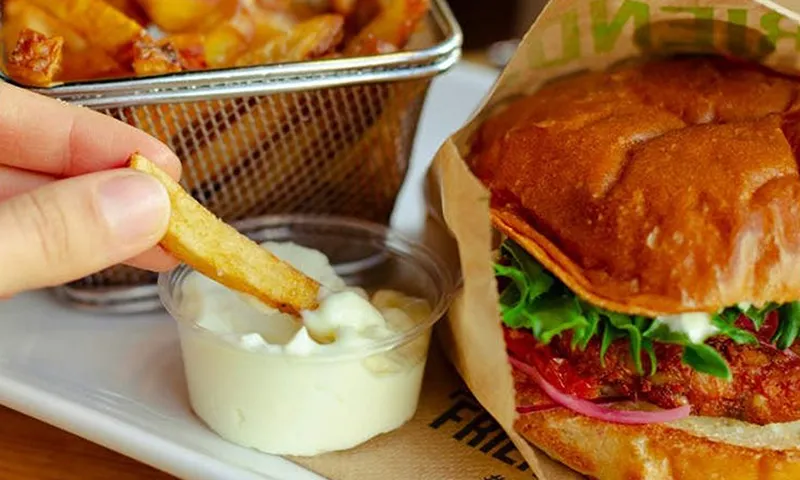 Khách hàng vì hết sốt mayonnaise đã tức giận đốt quán cà phê