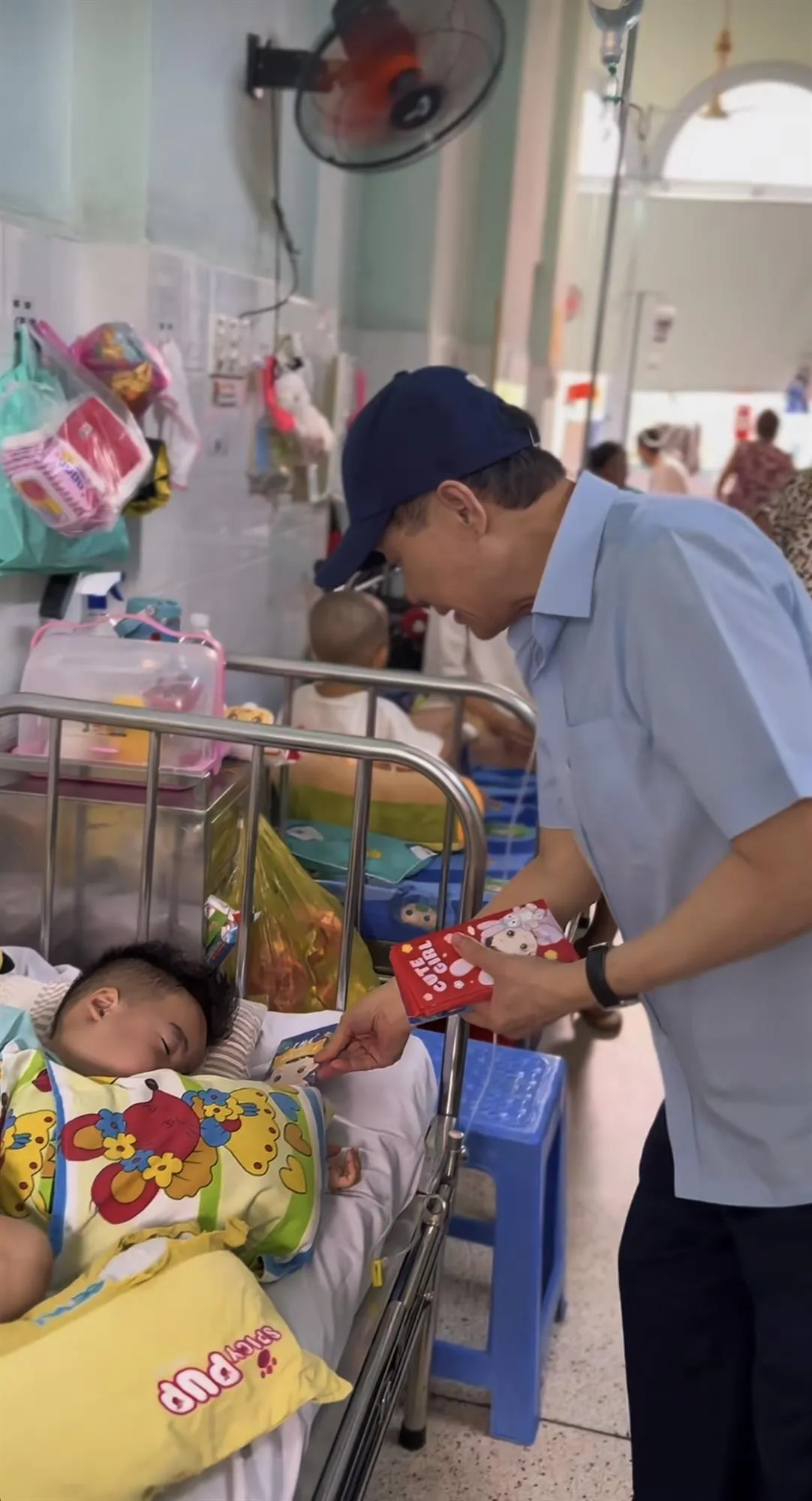 Khoảnh khắc ấm áp_ vị doanh nhân giản dị dành thời gian hỏi thăm, động viên từng bệnh nhi trên giường bệnh.