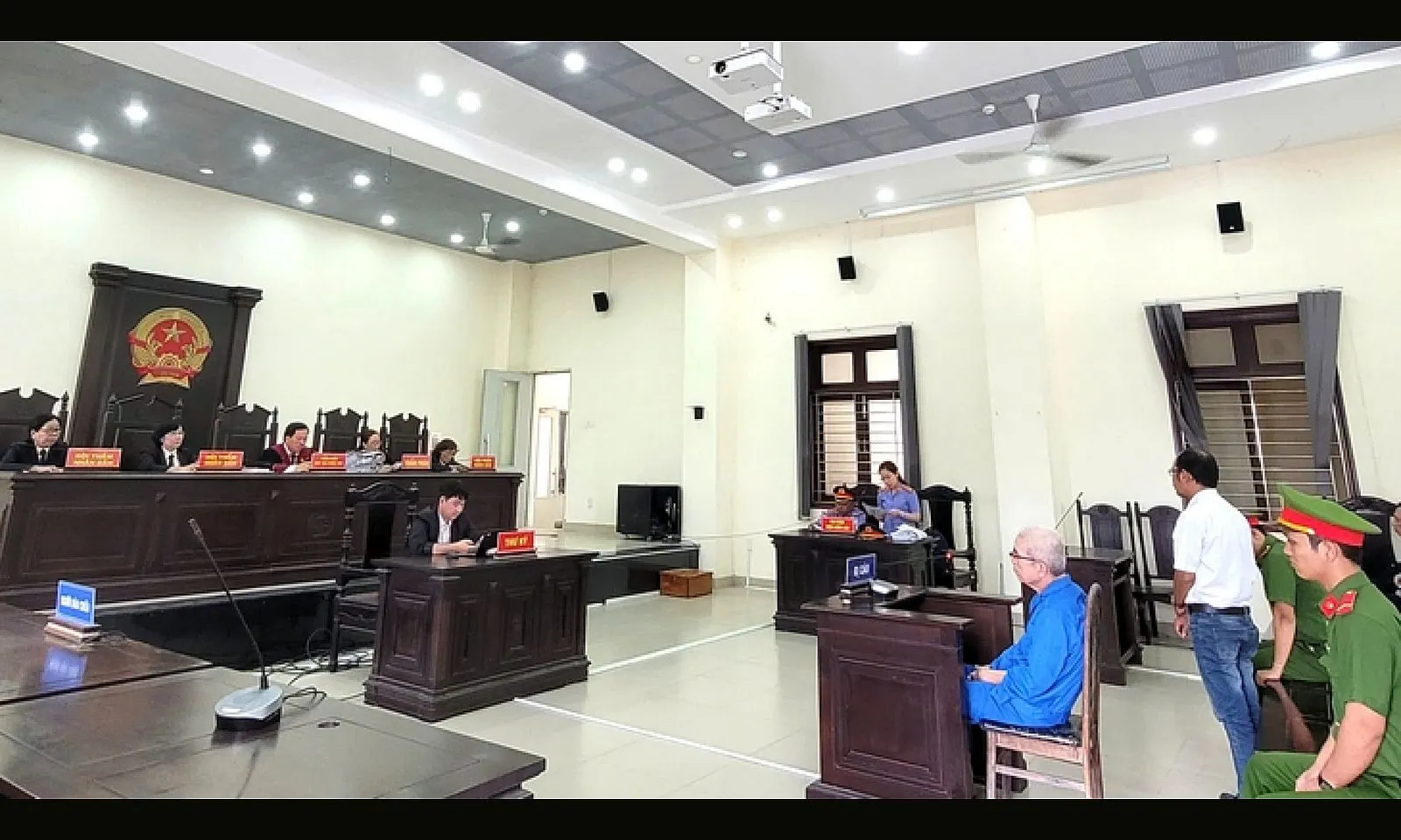 Lãnh án 23 năm tù vì giả mạo quyết định của tỉnh Long An để lừa 10 tỉ đồng