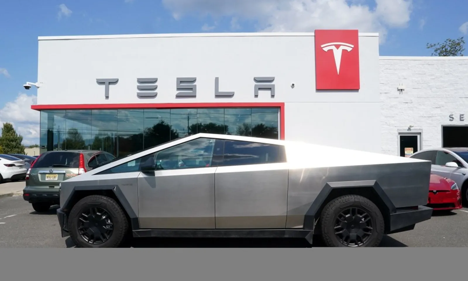 Doanh số bán xe Tesla tại Châu Âu giảm 40%