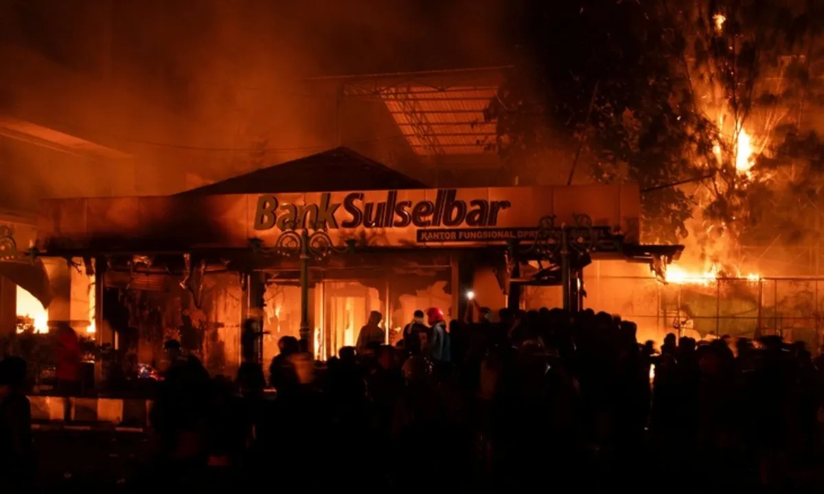 Bạo loạn tại Indonesia sau cái chết tài xế Gojek: 3 người chết do hỏa hoạn