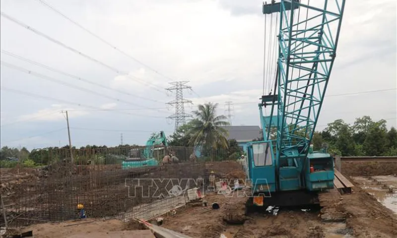 Các hạng mục đang được thi công tại Dự án thành phần 2 cao tốc Cao Lãnh - An Hữu, giai đoạn 1 Ảnh TTXVN