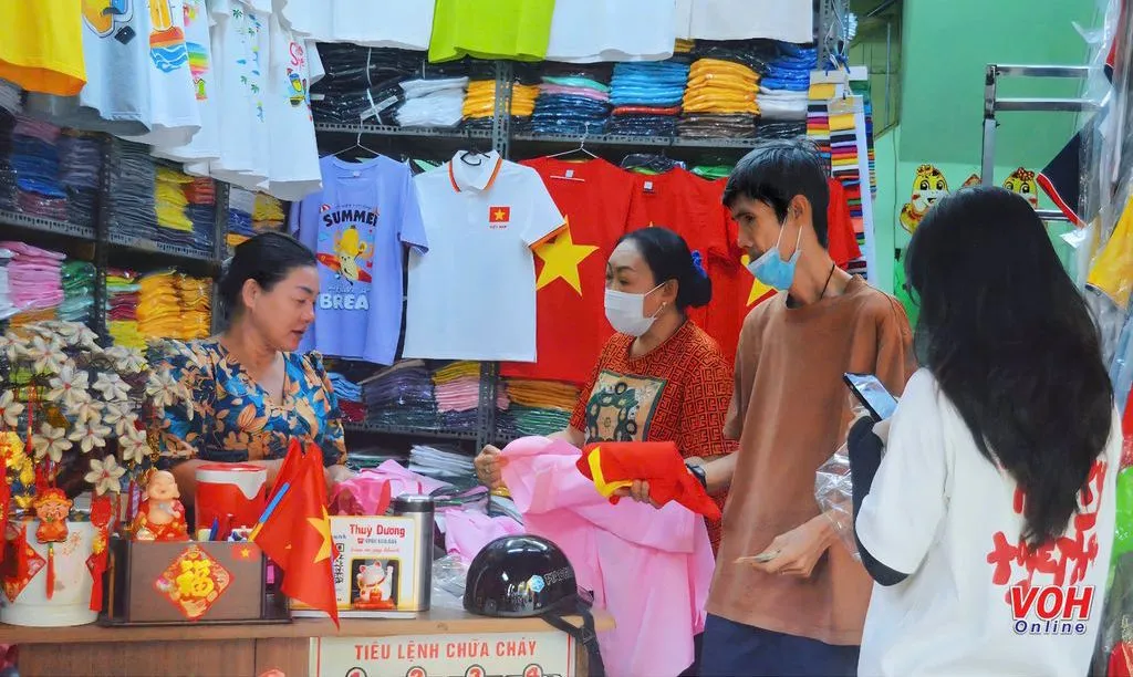 Kho bạc làm việc xuyên lễ 2/9 để tặng quà cho người dân