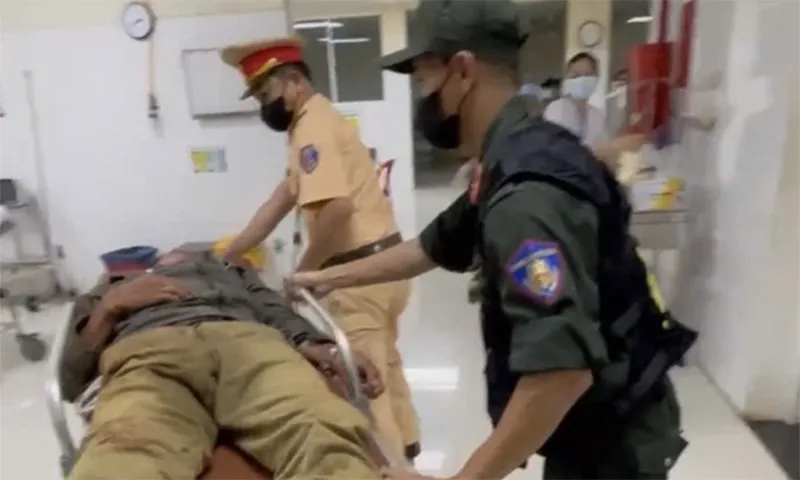 CSGT hỗ trợ đưa bệnh nhân đến bệnh viện kịp thời