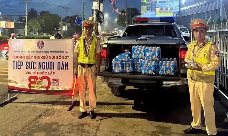 CSGT tặng nước động viên người dân lưu thông trên đường về nghỉ lễ