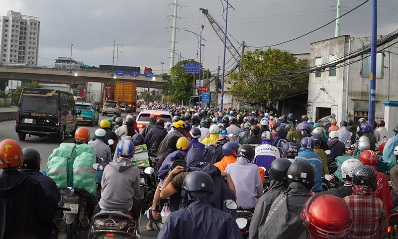 Dòng xe đông nghẹt trên phố
