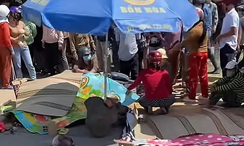 Đón con đi học về bằng xe máy bị xe tải đụng, hai mẹ con tử vong thương tâm