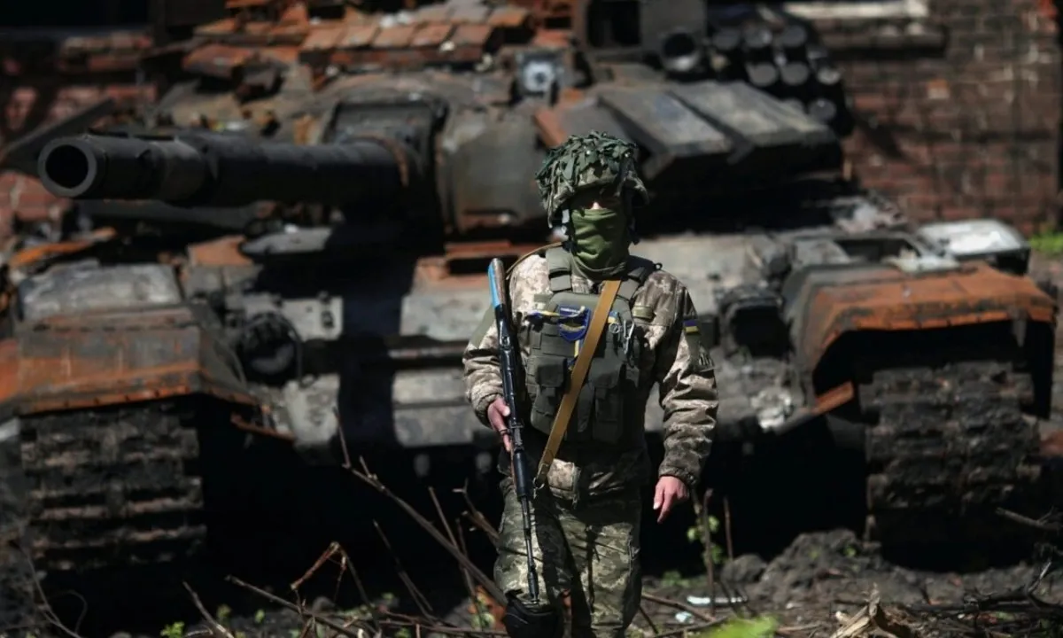 linh Ukraine cam sung AK dung truoc xe tang -atlantic council