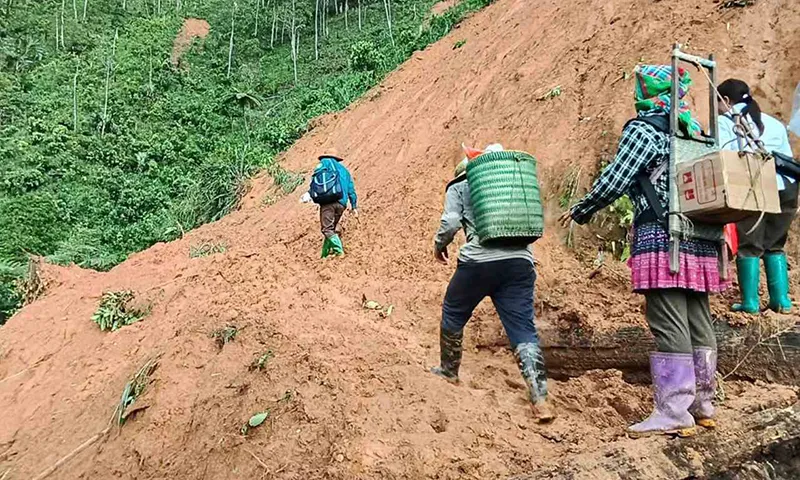Người dân phải đi bộ gần 10km nhận hàng cứu trợ về cho bà con thôn bản