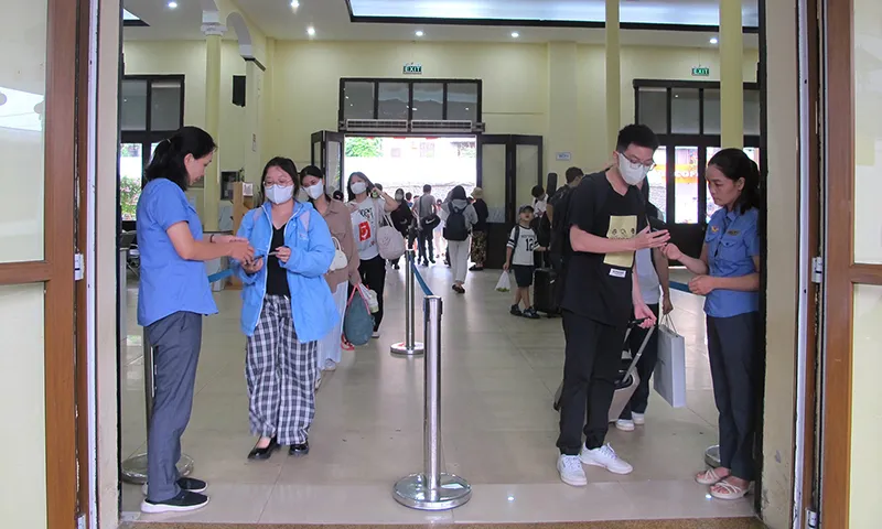 Nhà ga mở nhiều cổng đón khách, mở cửa soát vé sớm