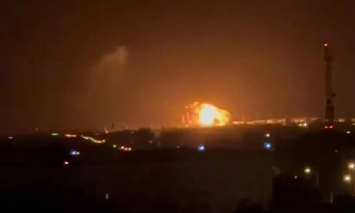 Ukraine dồn dập tập kích nhà máy lọc dầu Nga