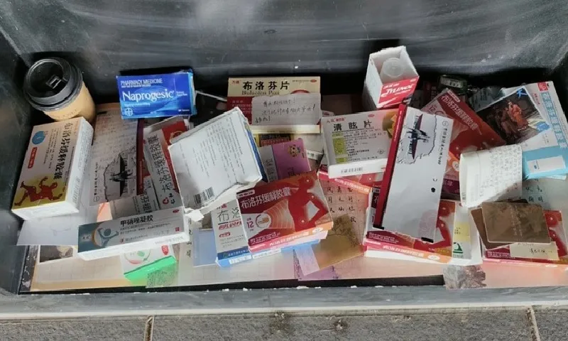 Giới trẻ Trung Quốc mang đồ thờ cúng hiện đại viếng mộ danh nhân