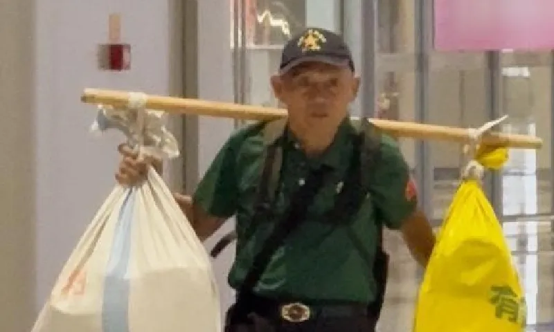 Người cha 73 tuổi gánh 80kg đặc sản vượt 600km thăm con gây xúc động 