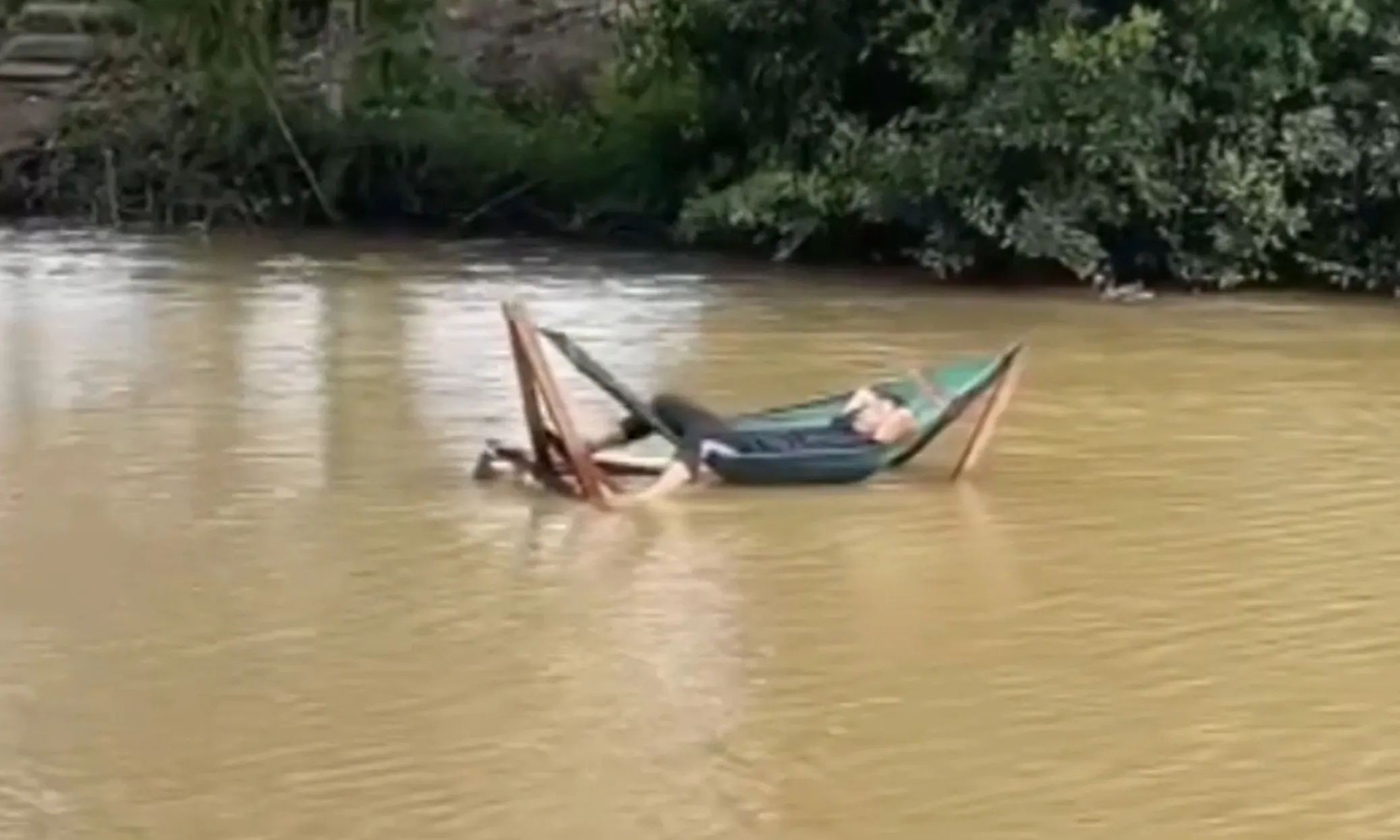 Thanh niên chế “thuyền võng” thả trôi trên sông, gây sốt mạng xã hội