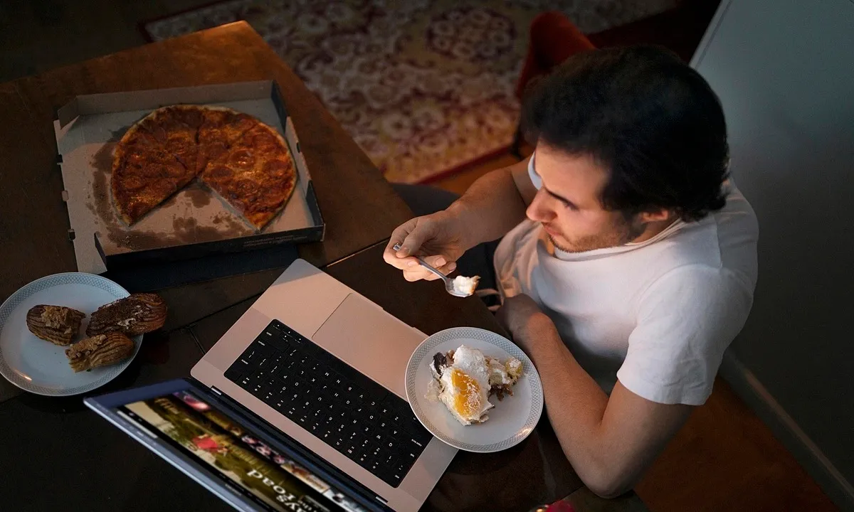 Ăn tối muộn, bỏ bữa sáng làm tăng nguy cơ loãng xương