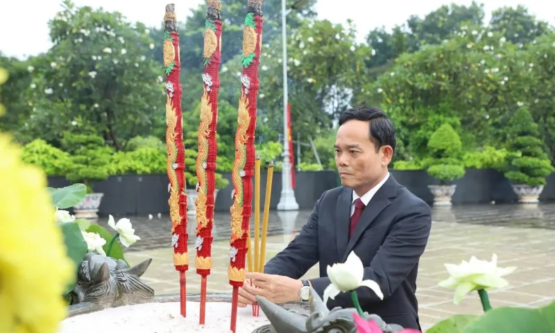 Bí thư Thành ủy TPHCM dâng hương tưởng niệm anh hùng liệt sĩ