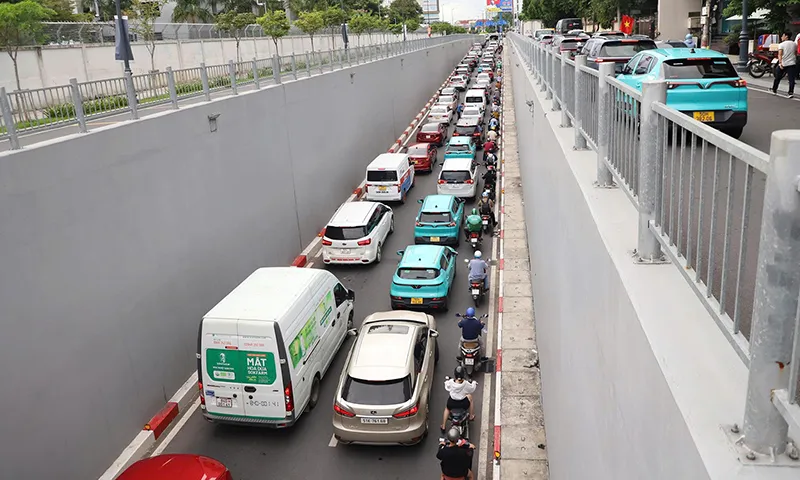 Xe nối dài ở hầm chui gần sân bay Tân Sơn Nhất