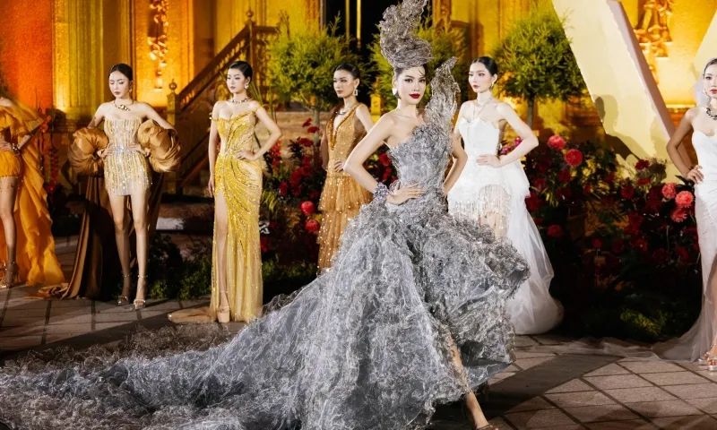 Hoa hậu Lê Hoàng Phương gây sốt với váy 20kg tại Vietnam Beauty Fashion Fest 