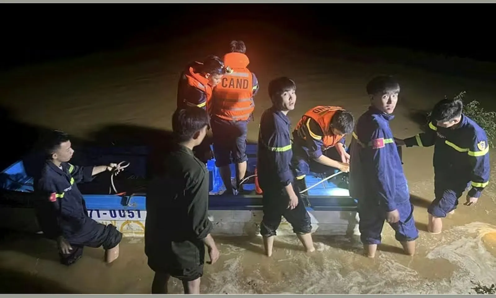 Quảng Trị: Giải cứu 6 người dân mắc kẹt trong lũ gần hai ngày