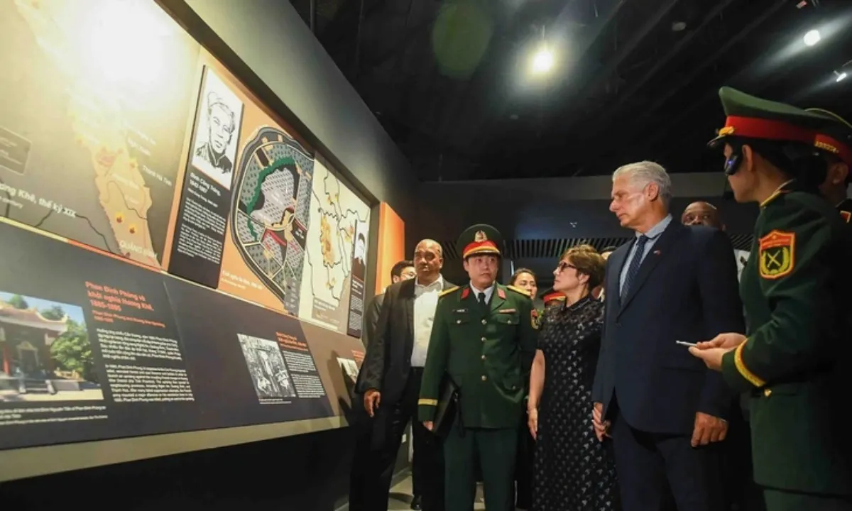 Lãnh đạo Cuba xúc động tại Bảo tàng Lịch sử quân sự Việt Nam